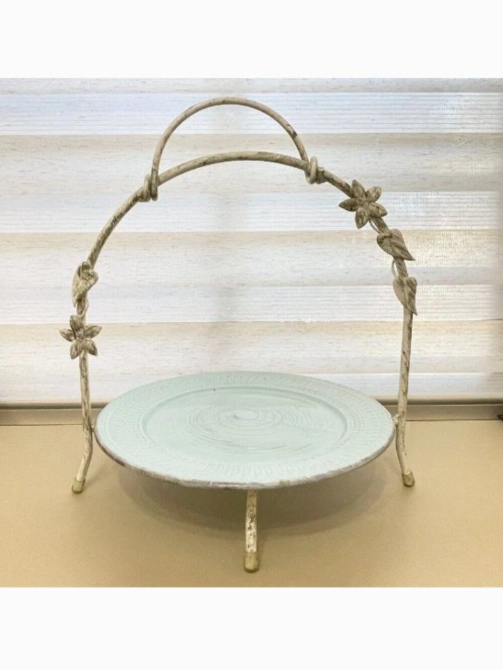 Metal Plate Stand Ivory Gold Leaf Flower Design Round Display